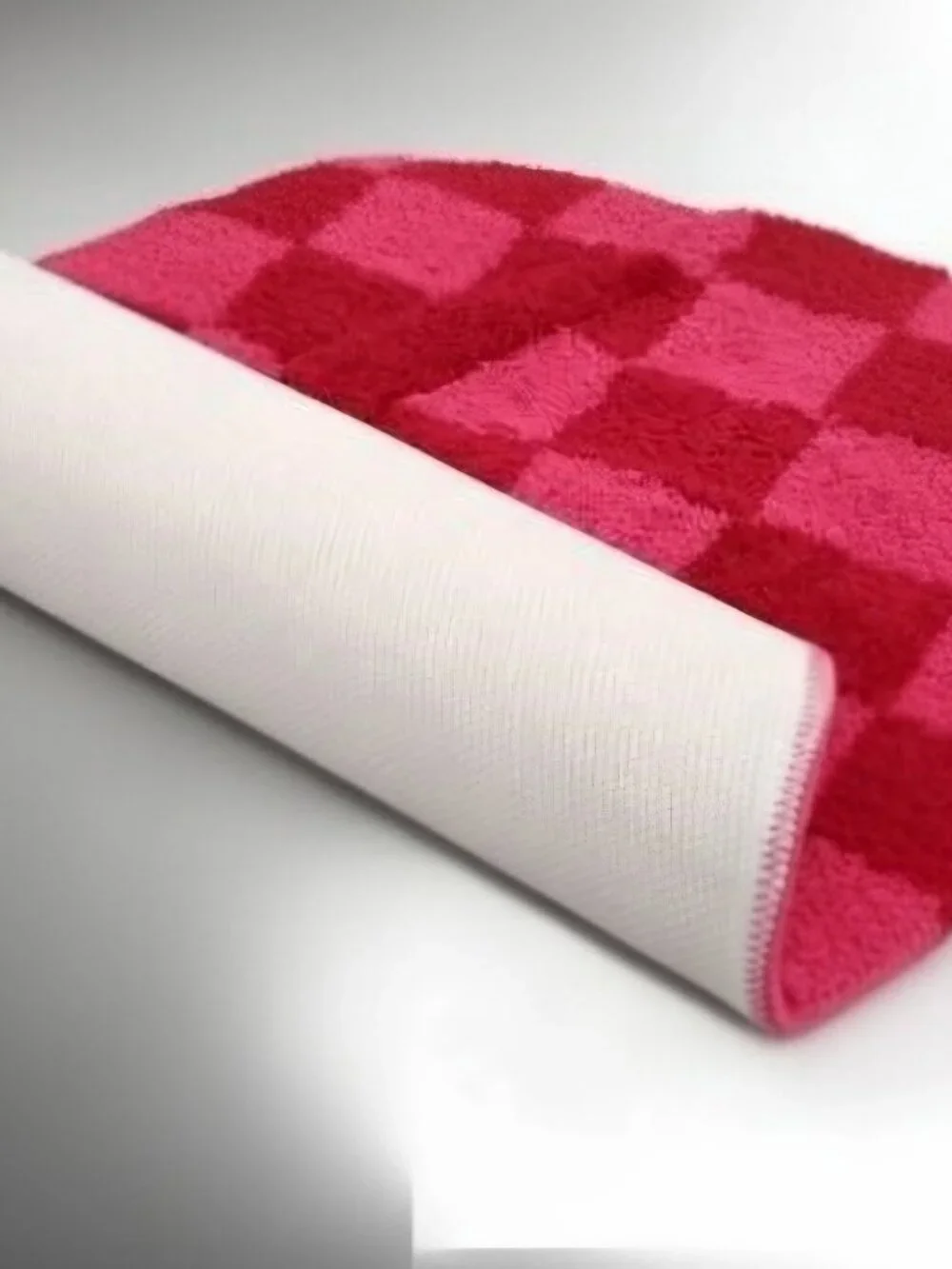 Checkered Red & Pink Lips Accent Mat 20